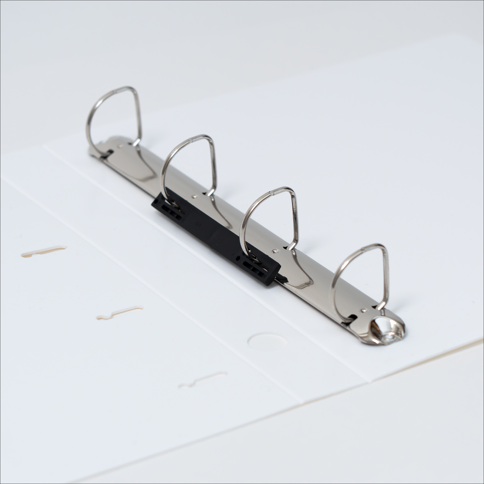 リフィルがたくさん収納できるD型4穴金具