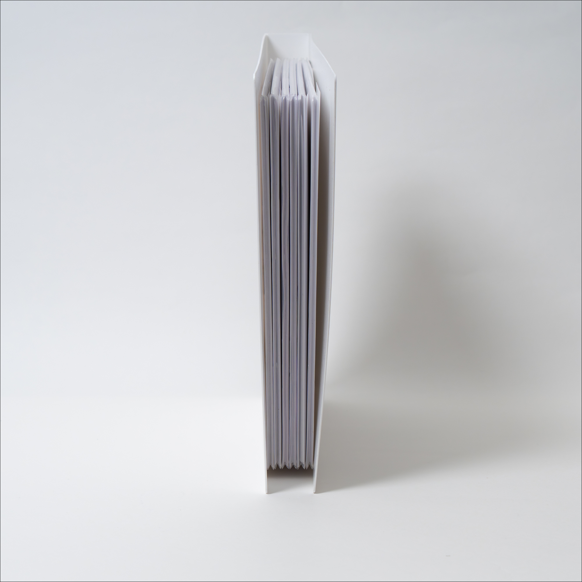 300枚のコピー用紙を収納しても自立